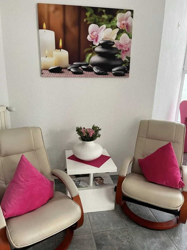 Gemütlicher Wartebereich mit Relaxsesseln im Kosmetikstudio Karlshagen